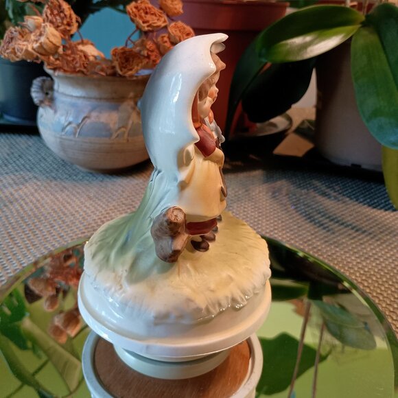 Sankyo Music Box Kids Under Umbrella Porcelain Hand Painted Hummel Style - Picture 4 of 5